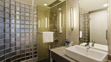 Shower, pengering rambut, sandal, dan handuk