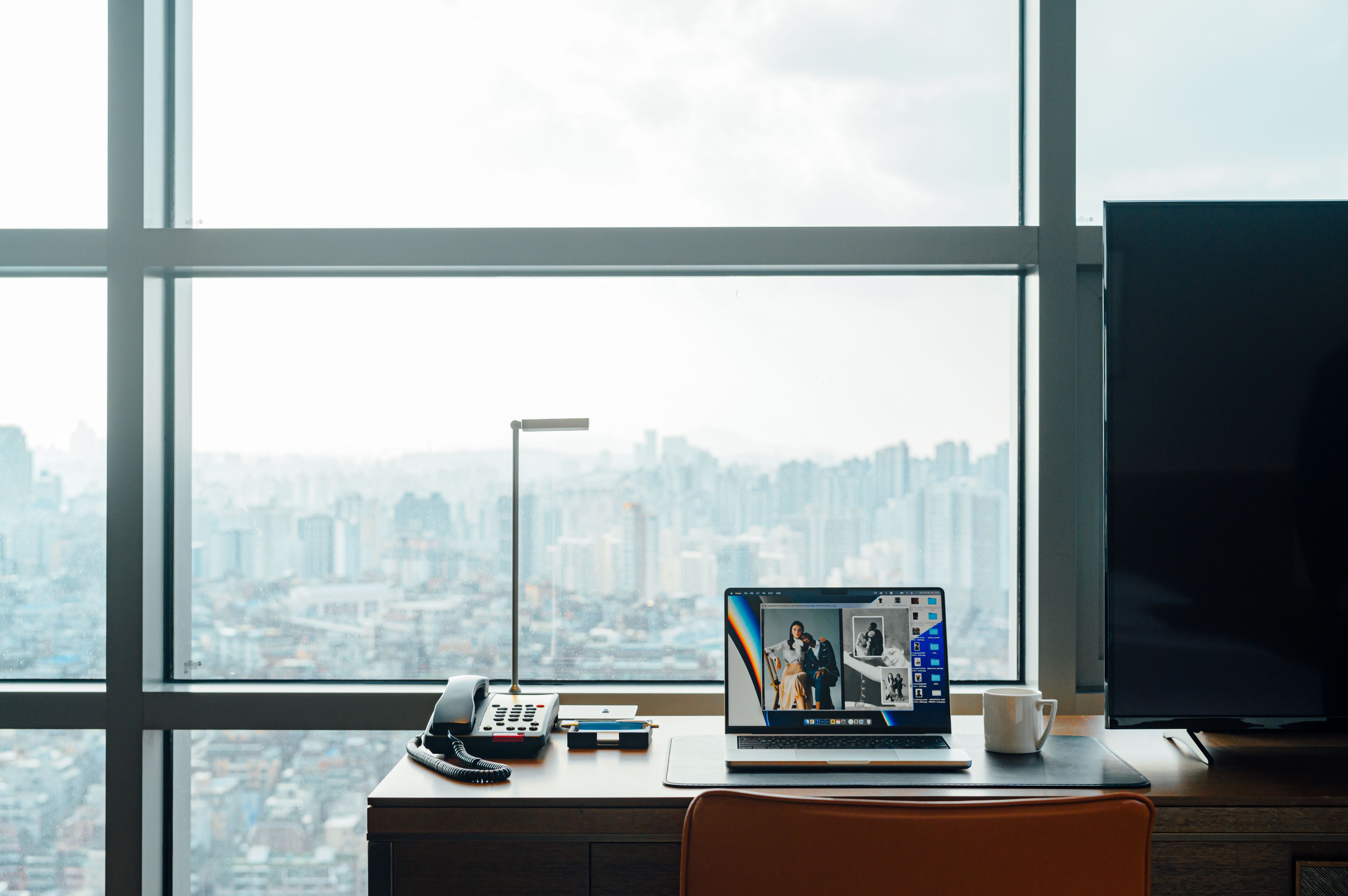 deluxe room, 1 king bed, corner | premium bedding, pillow-top beds, in-room safe, desk