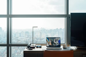 デラックス ルーム キングベッド 1 台 コーナー | 高級寝具、ピロートップベッド、セーフティボックス (室内)、デスク