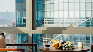 디럭스룸, 킹사이즈침대 1개, 코너 | 거실 공간 | 케이블 채널 시청이 가능한 40인치 LED TV, TV