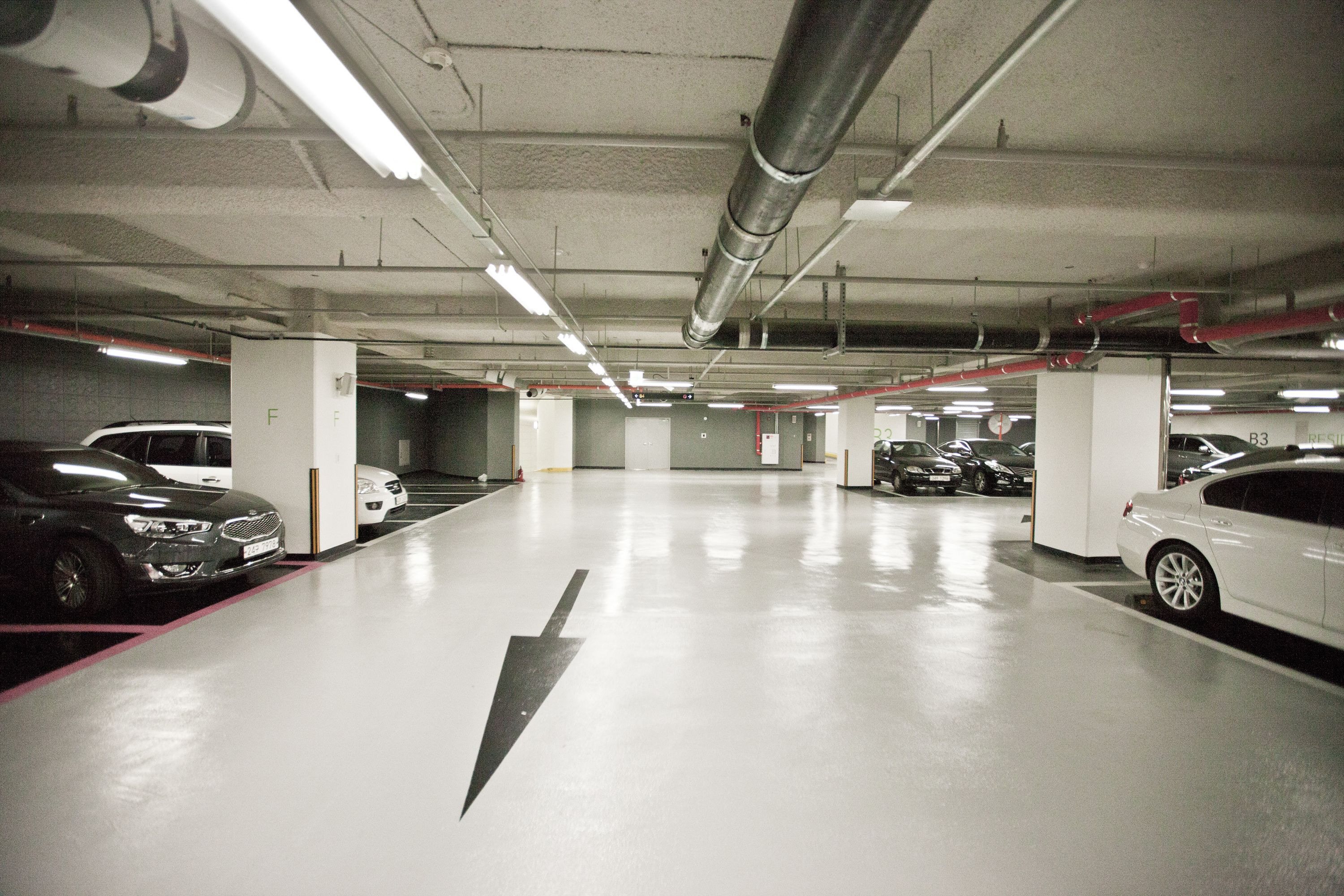 Un aparcamiento de varios niveles con varios coches estacionados.