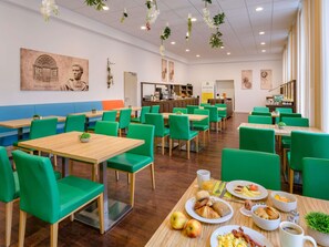 Tägliches kontinentales Frühstück (15 EUR pro Person)