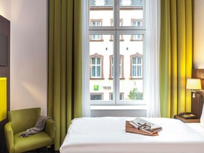In-room safe, desk, soundproofing, cribs/infant beds - ibis Styles Trier (Trier)