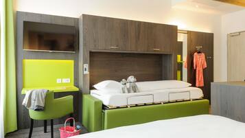 Een hotelkamer met een bed, bureau, stoel en garderobe.