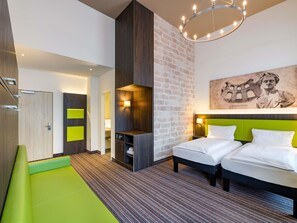 Familien-Zweibettzimmer (All Comfort) | Zimmersafe, Schreibtisch, schallisolierte Zimmer, Babybetten