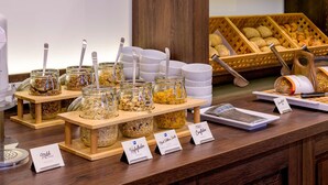 Un bufé de desayuno con diversas opciones de comida y utensilios.
