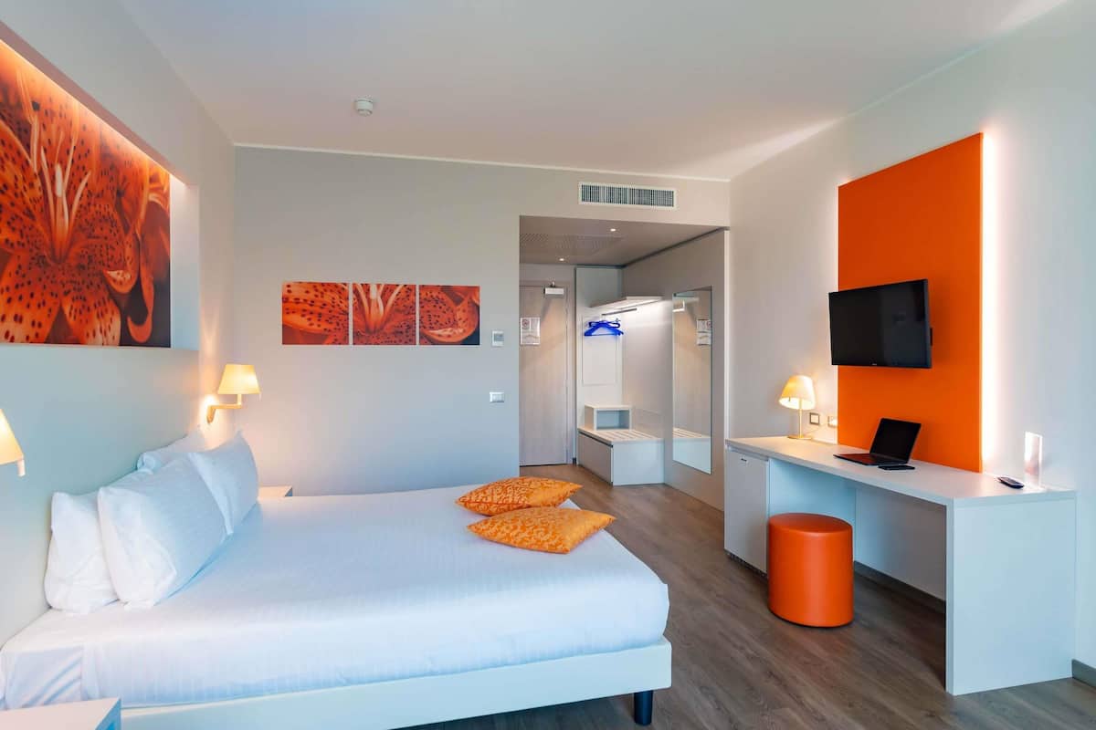 executive room, 1 double bed, park view | premium bedding, minibar, in-room safe, individually decorated