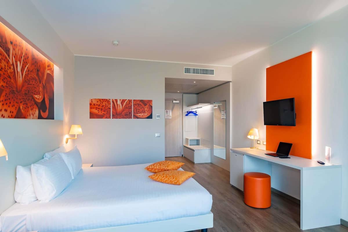 Executive Room, 1 Double Bed, Park View | Premium bedding, minibar, in-room safe, individually decorated