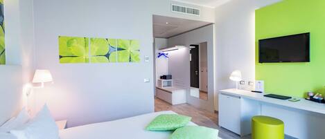 高级双人房 | 高档床上用品、迷你吧、客房内保险箱、特色装修