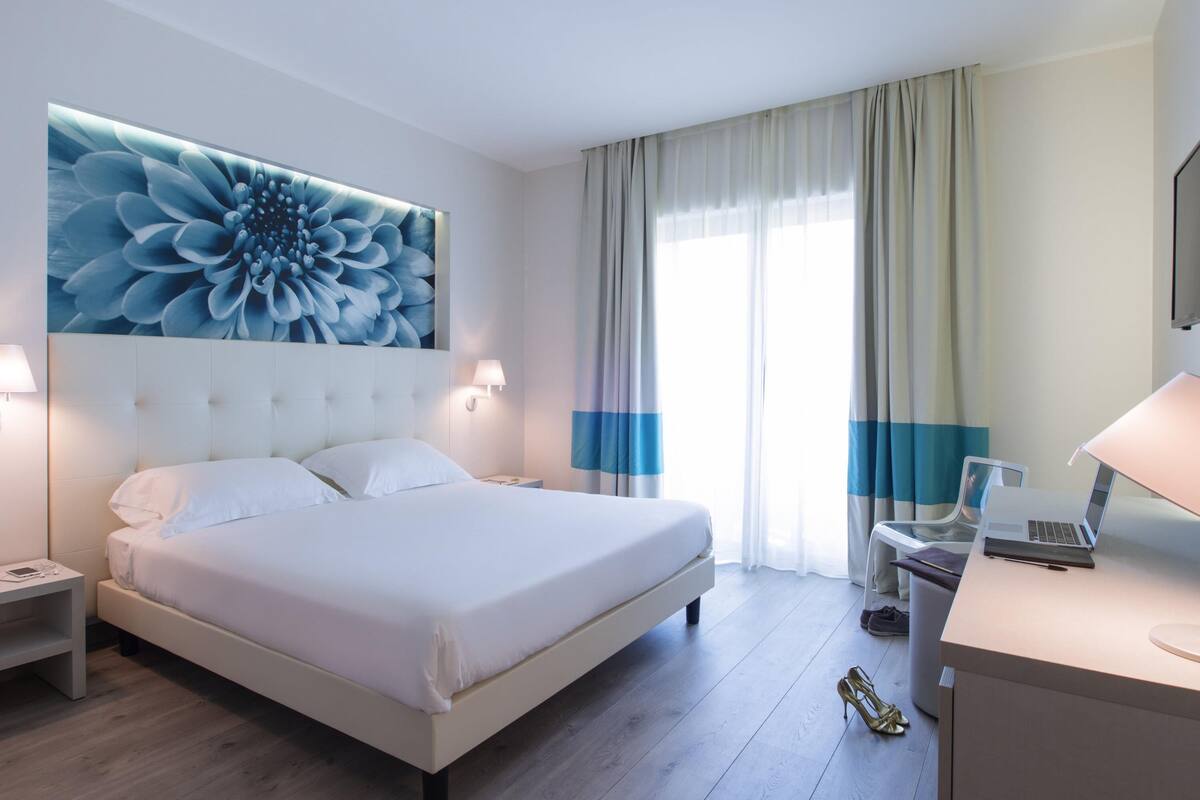 deluxe room (park and pool view) | premium bedding, minibar, in-room safe, individually decorated