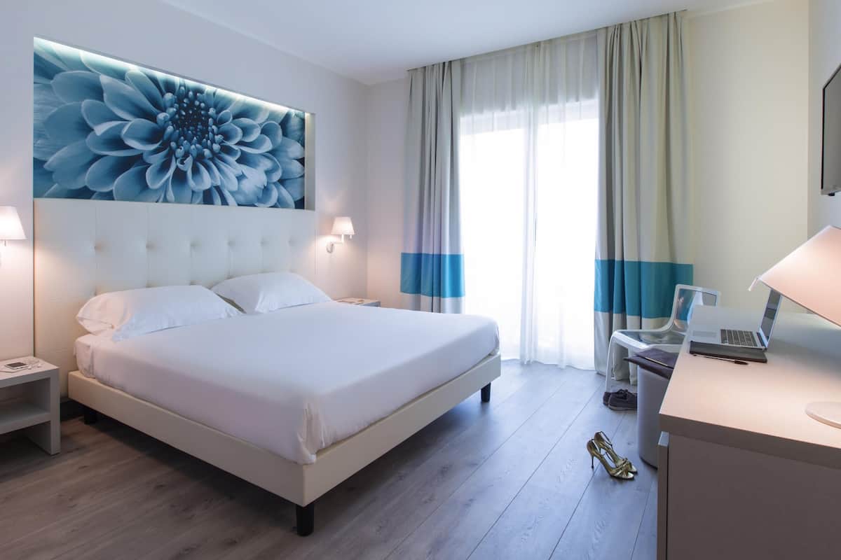 Deluxe Room (Park and Pool View) | Premium bedding, minibar, in-room safe, individually decorated