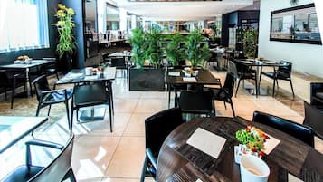 Se ofrece un desayuno bufé (14.9 EUR por persona)