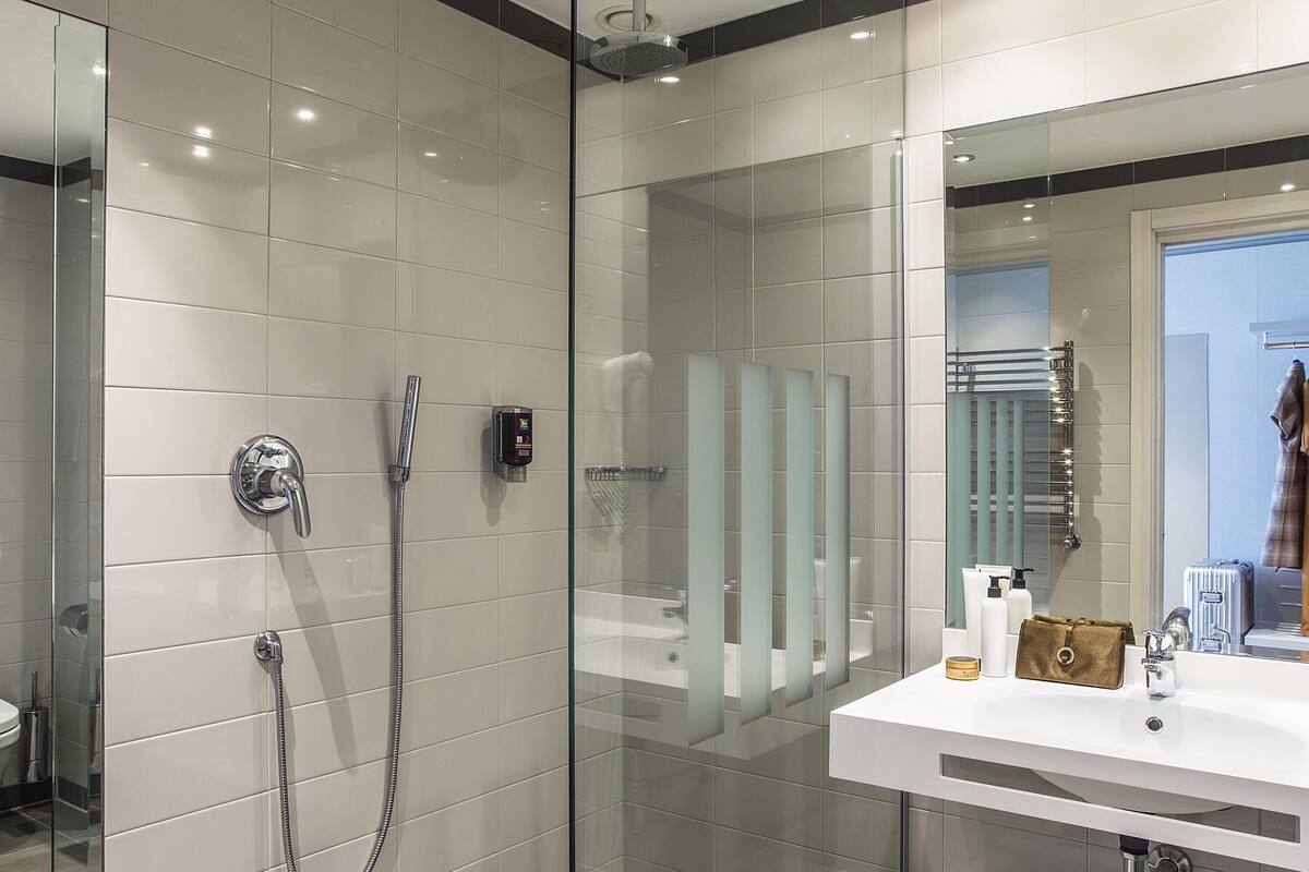 deluxe room (park and pool view) | premium bedding, minibar, in-room safe, individually decorated