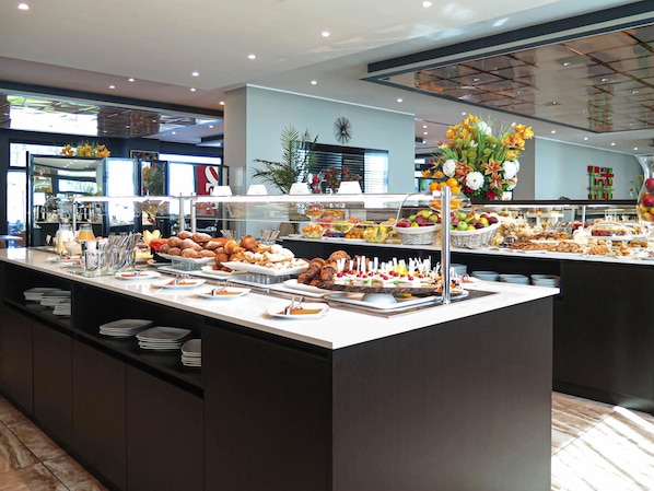 Daily buffet breakfast (EUR 12.90 per person)