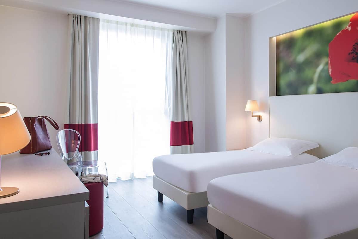Standard Twin Room, 2 Twin Beds | Premium bedding, minibar, in-room safe, individually decorated