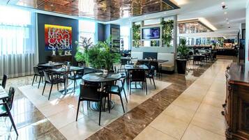 Tägliches Frühstücksbuffet (14.9 EUR pro Person)