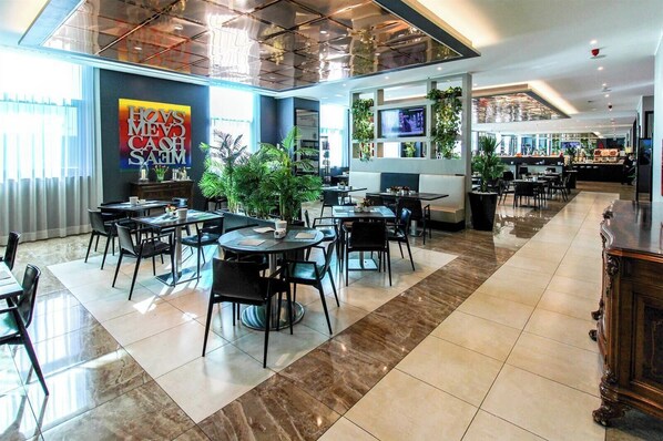 每日供應自助早餐 (每人 EUR14.9)