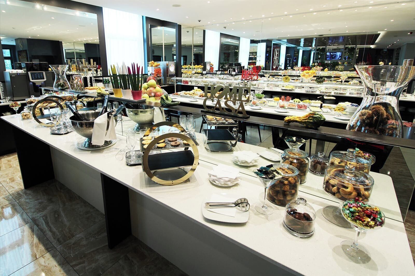 Een buffetopstelling met verschillende soorten eten en bestek.
