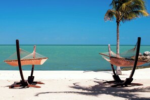 On the beach, beach cabanas, sun loungers - Courtyard by Marriott Faro Blanco Resort, Marathon Florida Keys (Marathon)