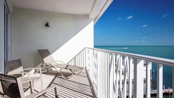 Suite Studio, 1 trÚs grand lit et 1 canapé-lit, balcon, vue partielle sur l'océan (Balcony) | 1 chambre, coffres-forts dans les chambres, bureau