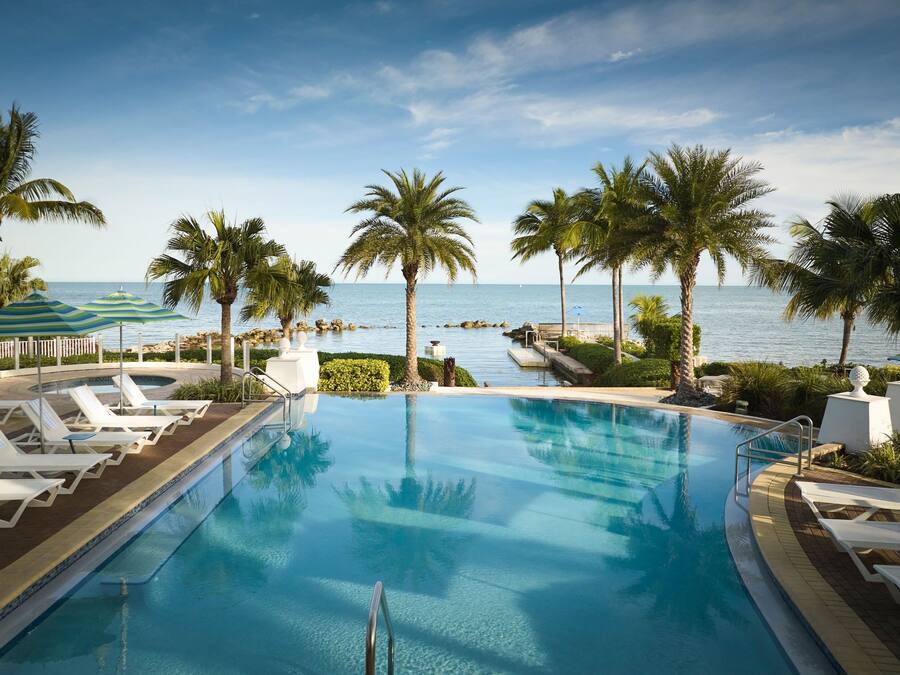 2 piscinas al aire libre, camas de piscina con cargo, sombrillas