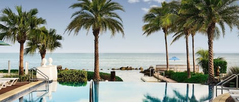 2 piscines extérieures, cabanons gratuits, parasols de plage