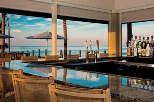 2 bares, bar junto a la piscina