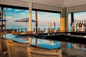 2 bars/lounges, poolside bar at Courtyard by Marriott Faro Blanco Resort