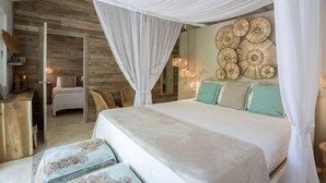 Quarto com cama de dossel, paredes de madeira e uma obra de arte na parede.