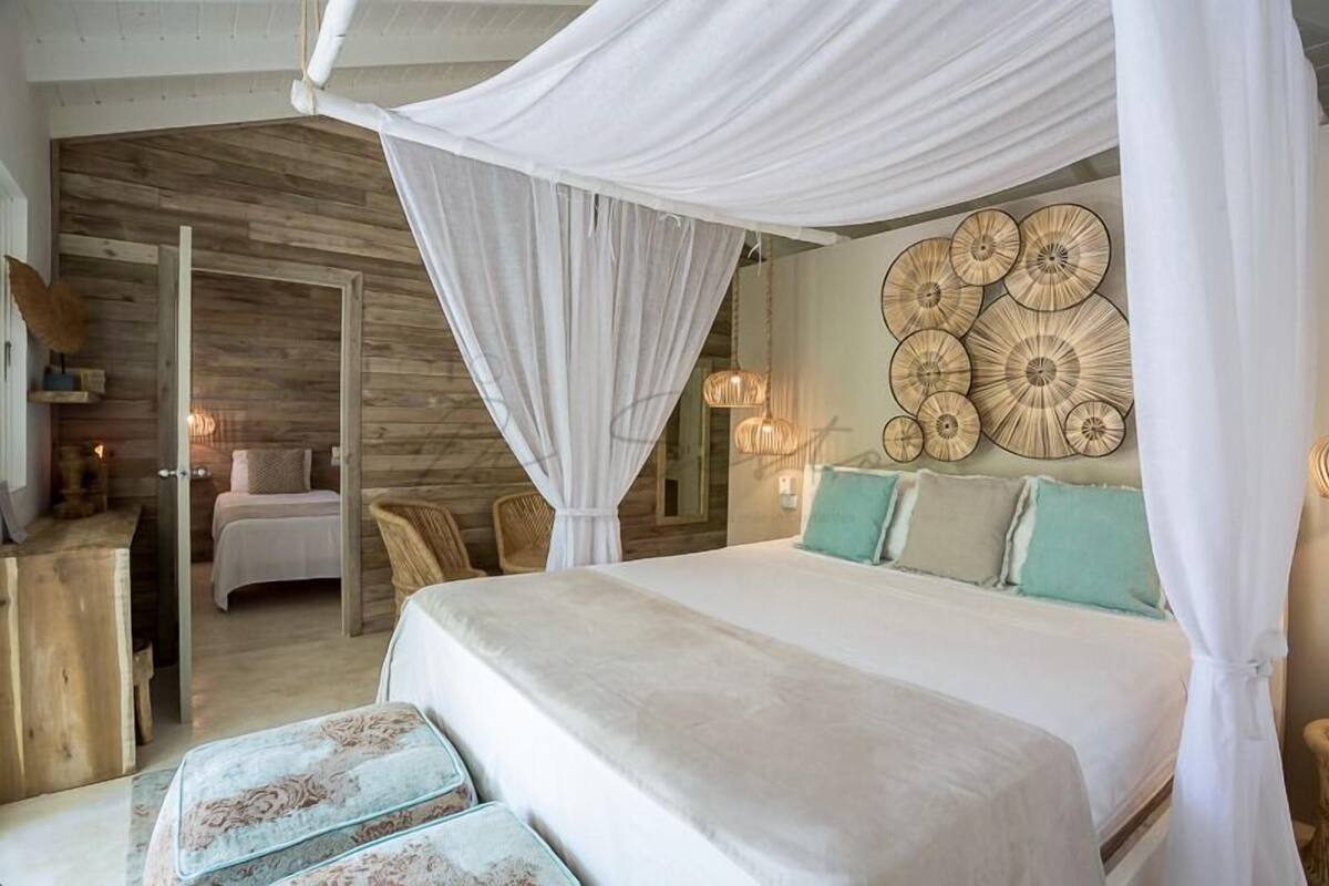 Un dormitorio con cama a dosel, paredes de madera y una obra de arte en la pared.