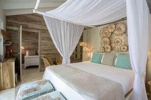 Habitación triple superior, 2 habitaciones, vista a la alberca | Caja de seguridad en la habitación y decoración personalizada