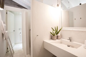 Superior Bungalow, 1 King Bed | Bathroom | Shower, free toiletries, hair dryer, towels - Mahona Boutique Hotel (Las Terrenas)