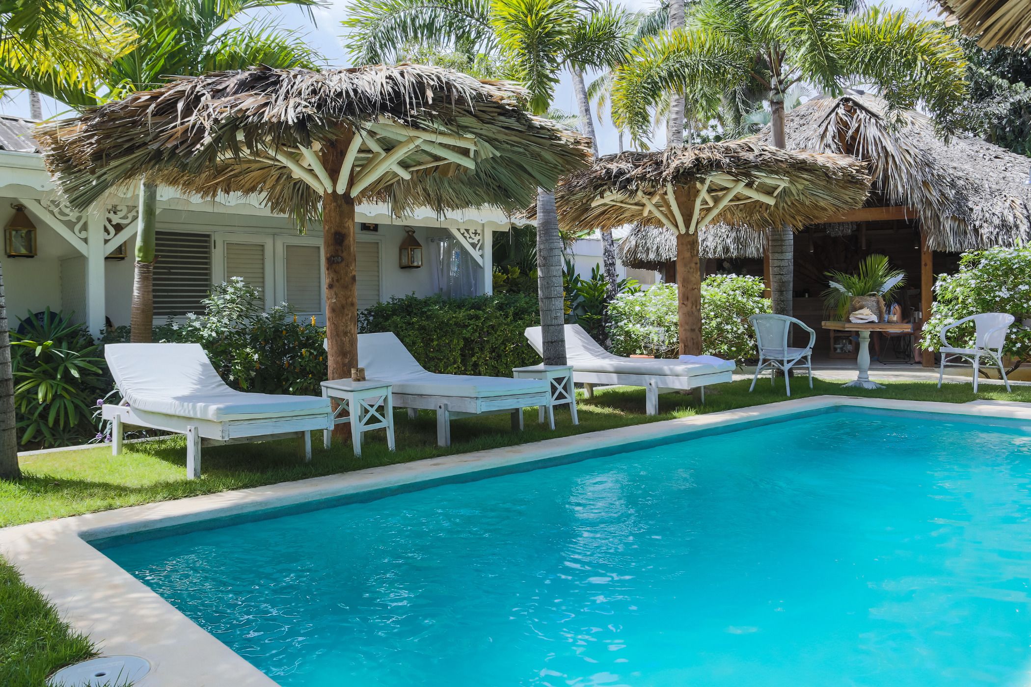 室外游泳池，日光浴躺椅