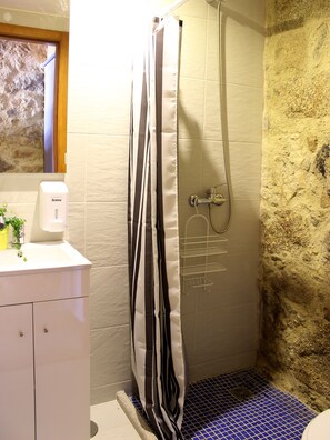 Familienstudio, Kochnische, Gartenblick | Badezimmer | Dusche, Haartrockner, Handtücher