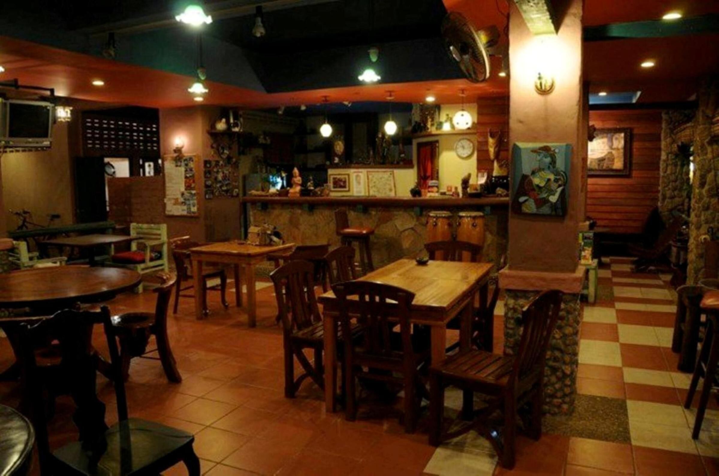 breakfast, lunch and dinner served