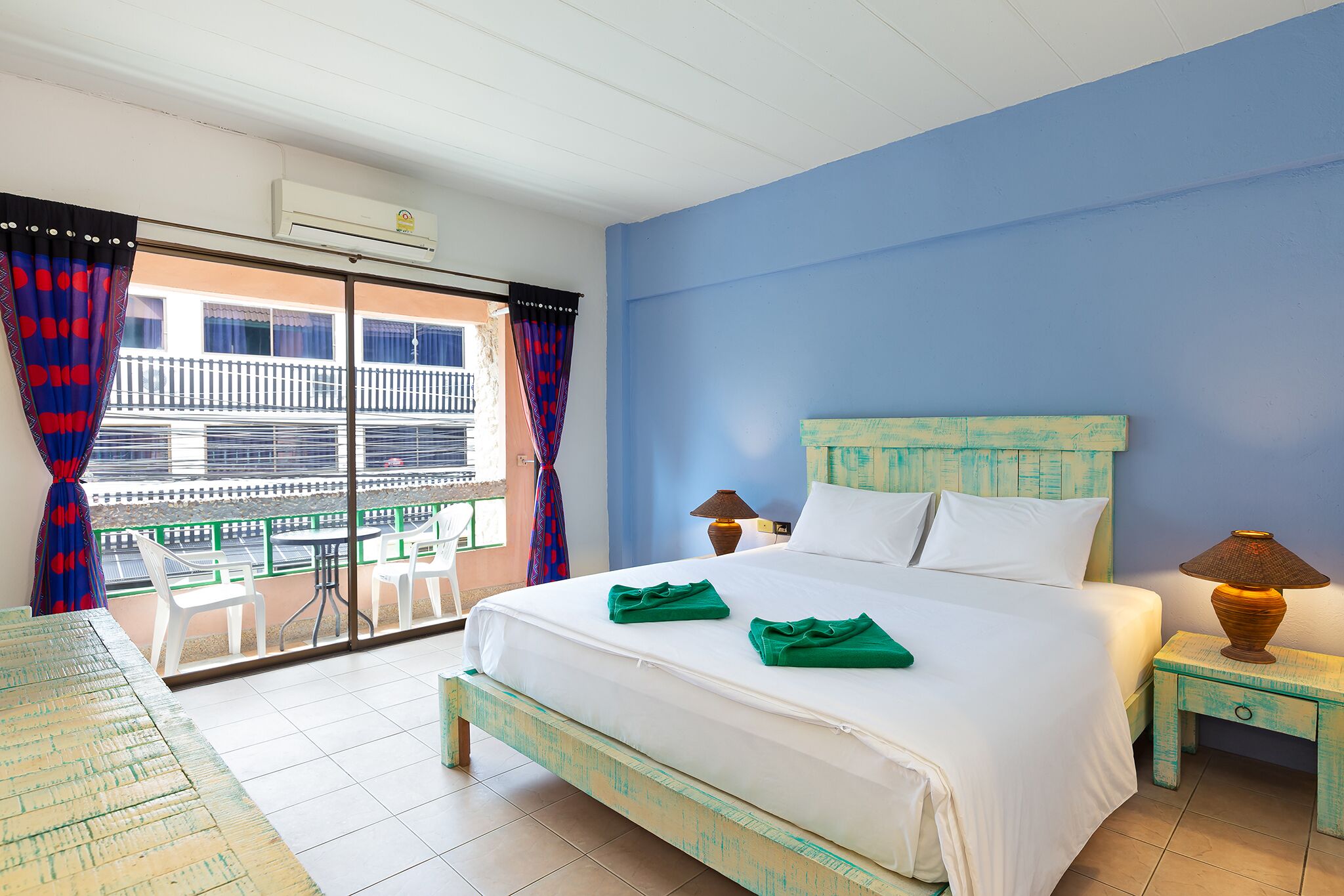 standard double room | in-room safe, desk, free wifi, bed sheets