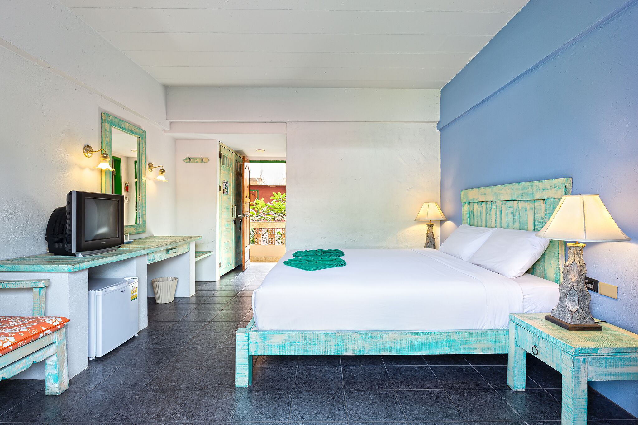 standard double room | in-room safe, desk, free wifi, bed sheets