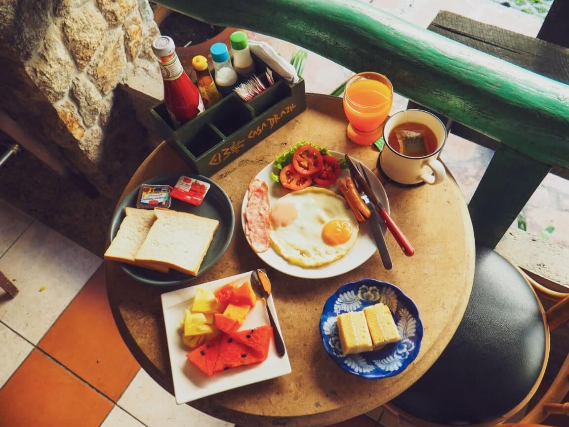 breakfast, lunch and dinner served