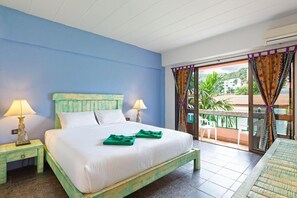 In-room safe, desk, free WiFi, bed sheets - Casa Brazil Homestay & Gallery (Karon)