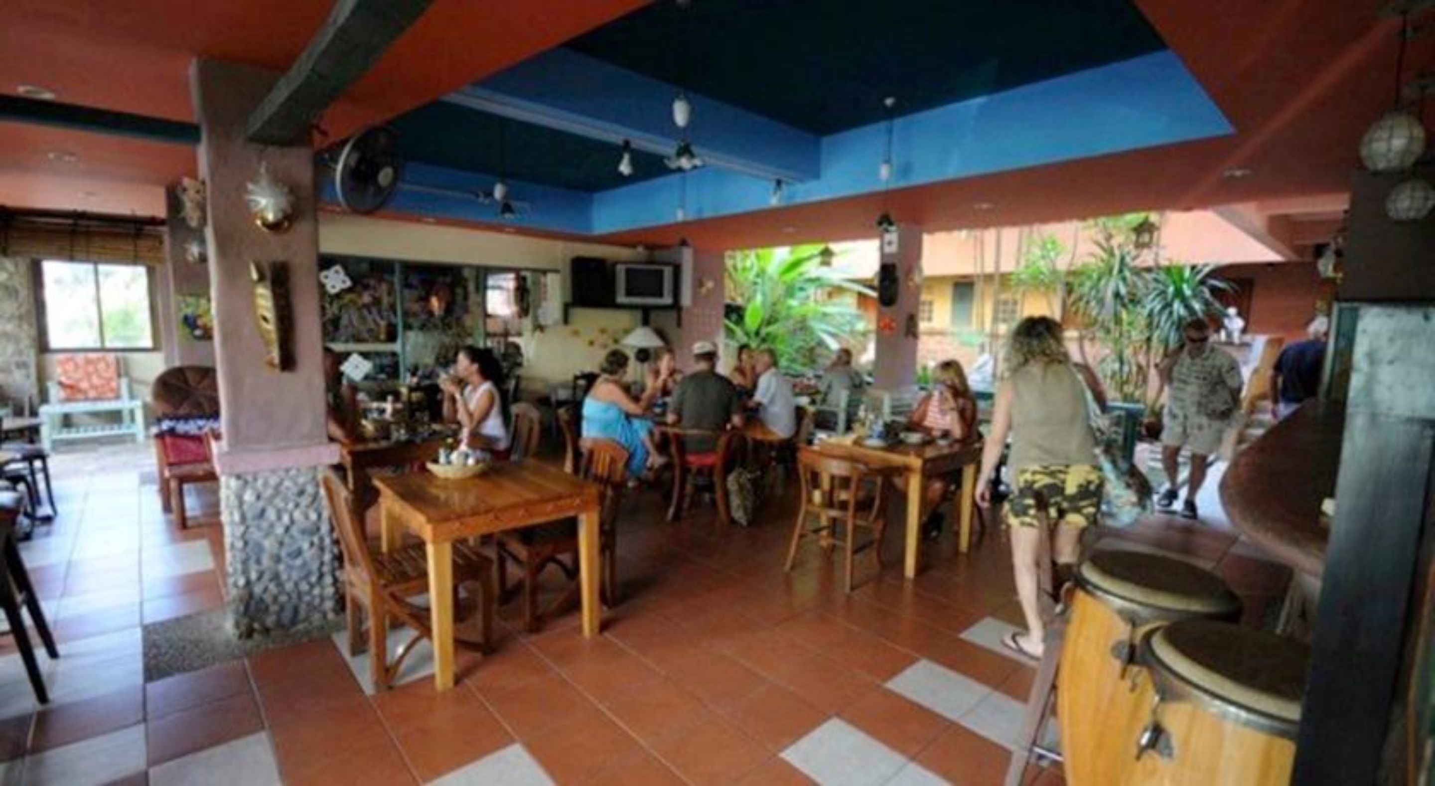 breakfast, lunch and dinner served