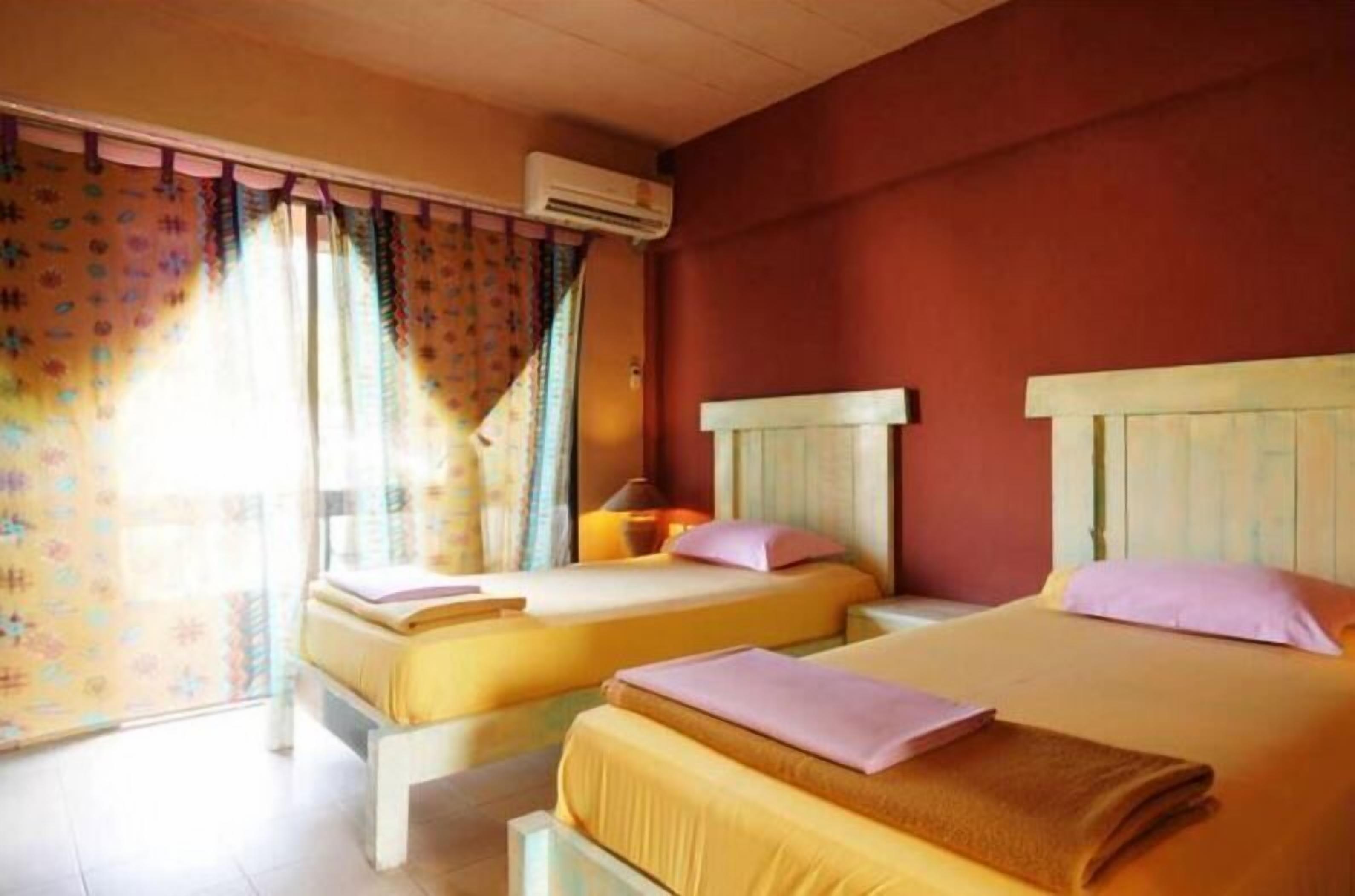 standard twin room | in-room safe, desk, free wifi, bed sheets