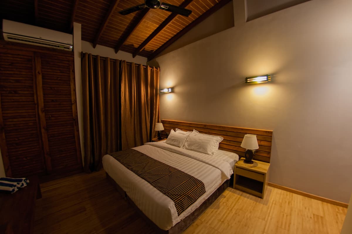 1 Schlafzimmer, hochwertige Bettwaren, Zimmersafe, Schreibtisch