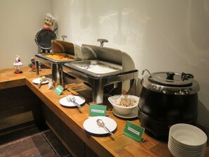 فطور أوروبي يوميًا بتكلفة قدرها (20 USD للشخص)