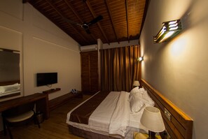 1 غرفة نوم وأغطية فراش متميزة وخزنة داخل الغرفة ومكتب