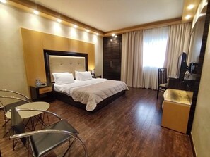 Minibar, caja de seguridad en la habitación y escritorio