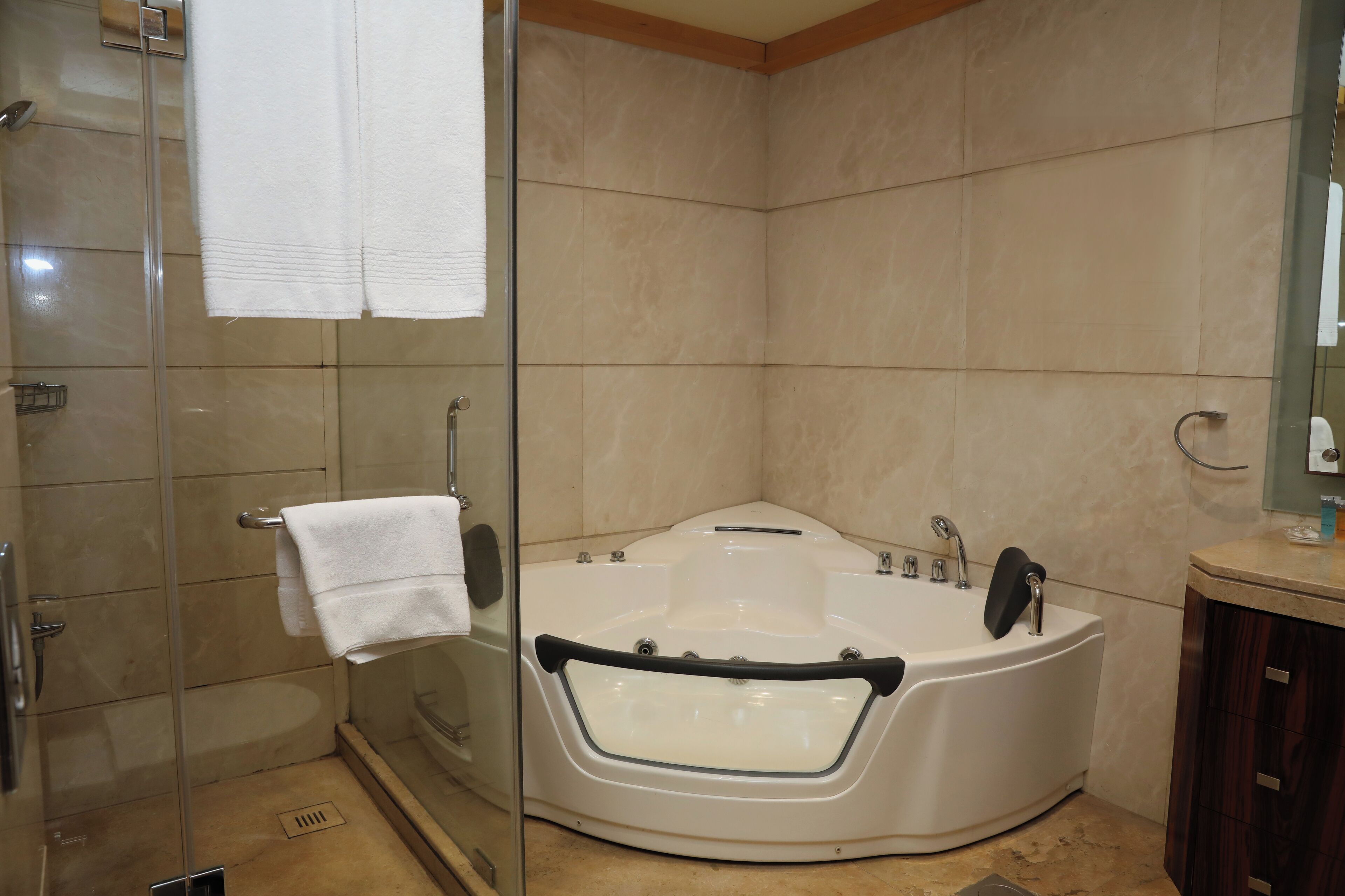 executive studio suite, 1 queen bed, hot tub | jetted bathtub