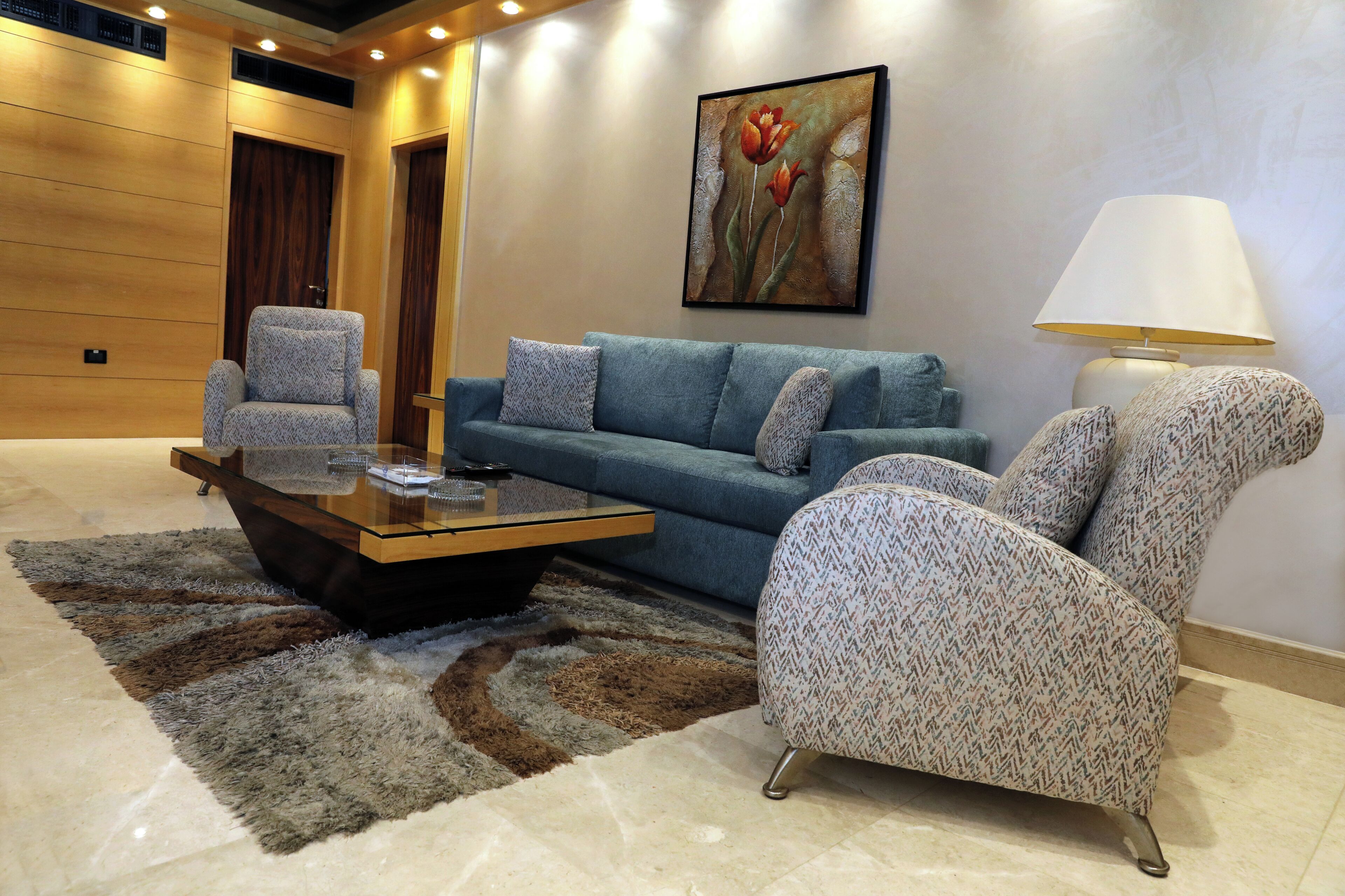 executive studio suite, 1 queen bed, hot tub | living area | lcd tv