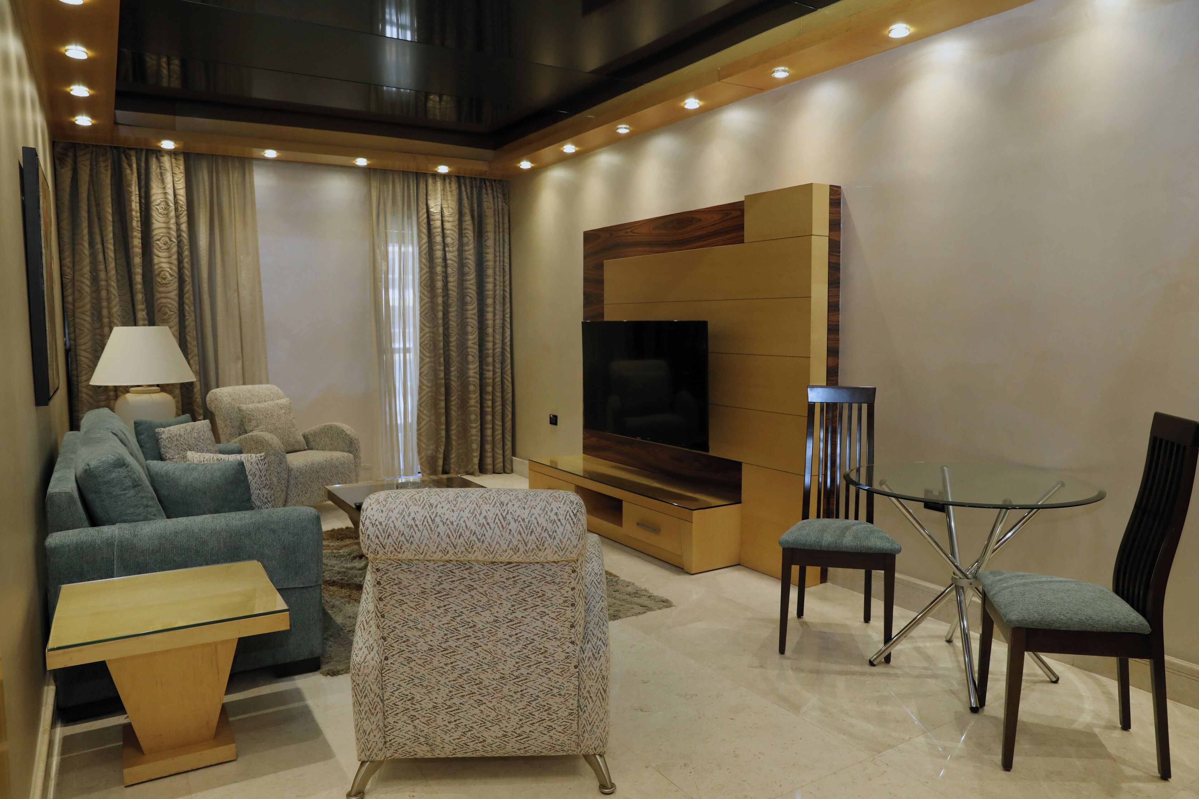 executive studio suite, 1 queen bed, hot tub | living area | lcd tv