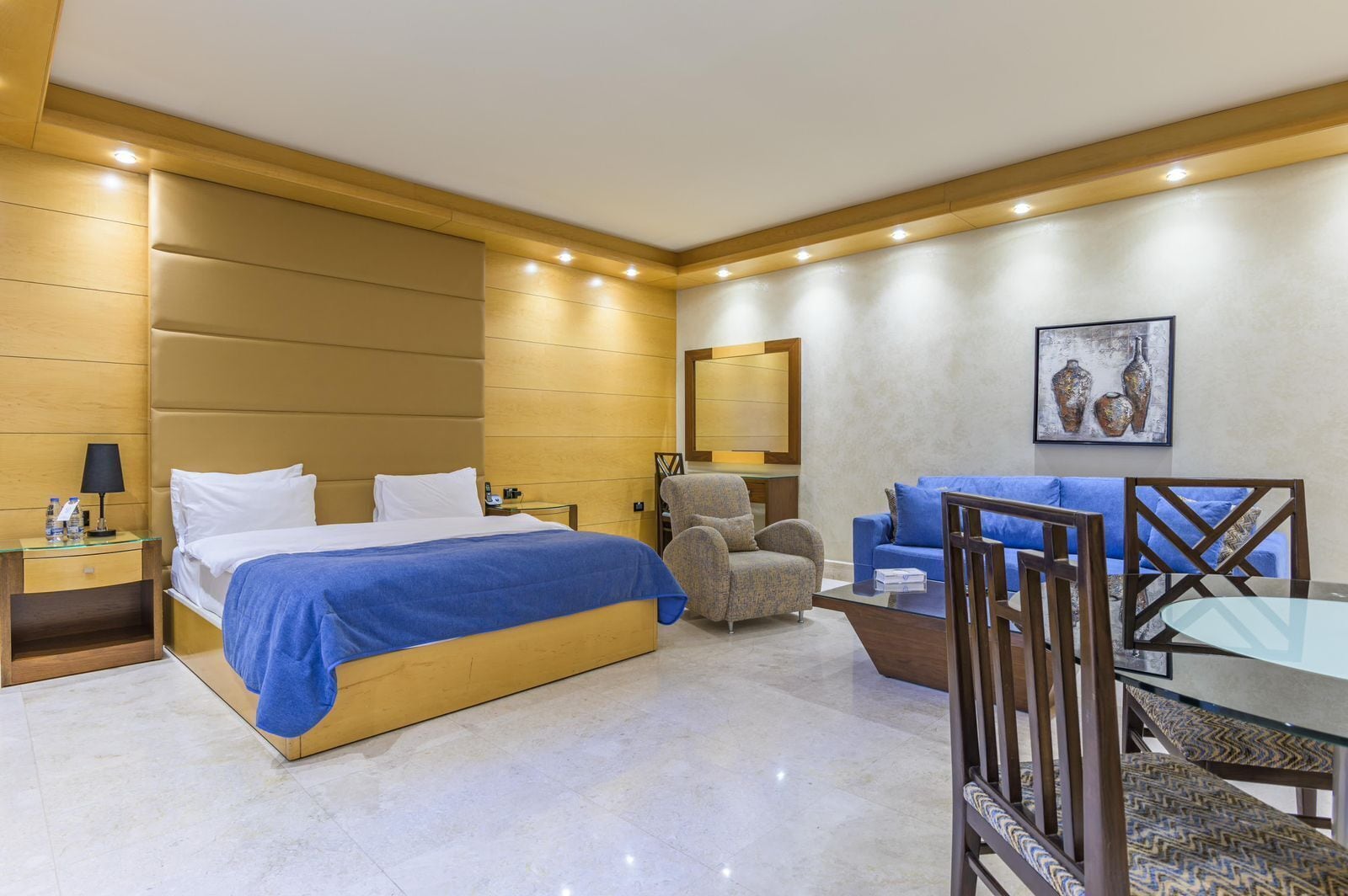 executive suite, 1 king bed, hot tub | minibar, in-room safe, desk, soundproofing