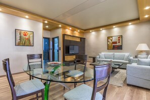 Family Suite, 2 Bedrooms, Smoking, Kitchenette | Living area